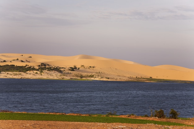 Dunas de arena blanca al amanecer