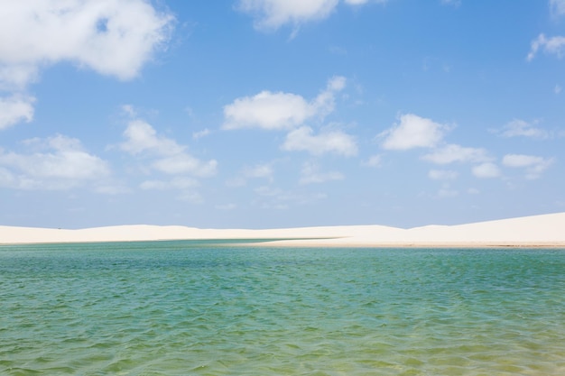 Foto dunas de arena blanca panorama desde el parque nacional lencois maranhenses brasil laguna de agua de lluvia paisaje brasileño