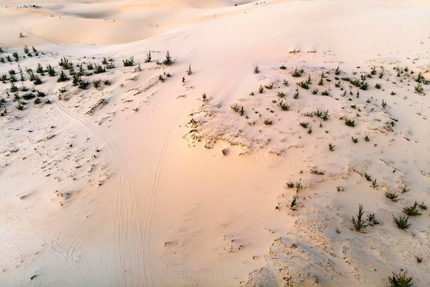 Dunas de arena blanca vista superior vista aérea Mui Ne Vietnam