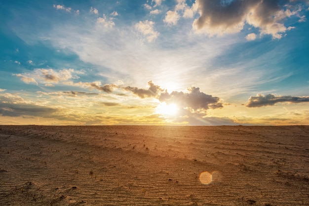 Dunas de arena en contra de un hermoso cielo al atardecer