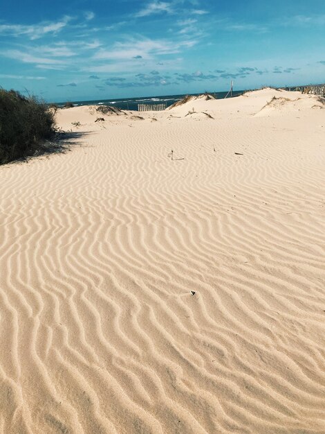 Foto dunas de arena en el desierto contra el cielo