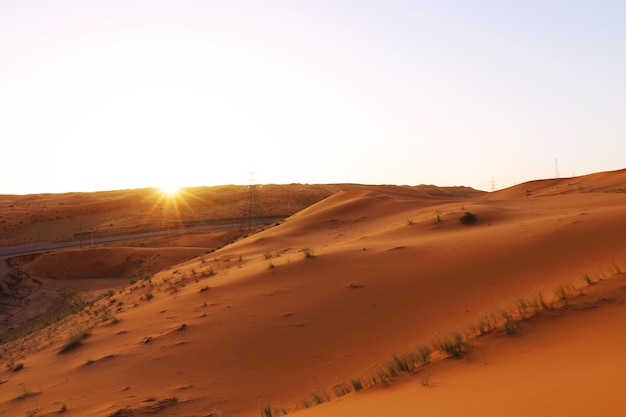 Las dunas de arena del desierto Fondo hermoso desierto árabe