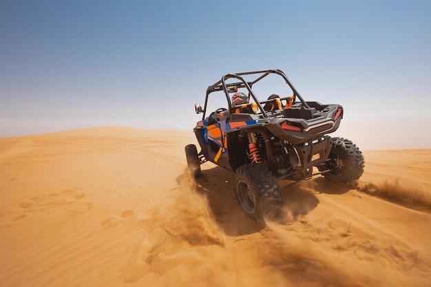 Dunas de arena golpeando la carretera y el buggy de rally