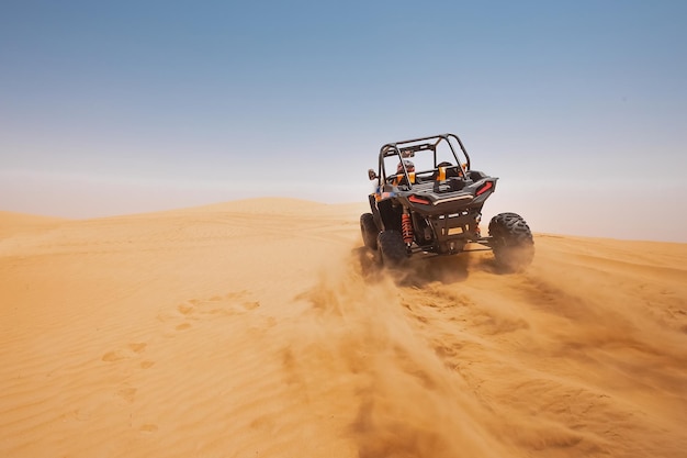 Dunas de arena golpeando la carretera y el buggy de rally