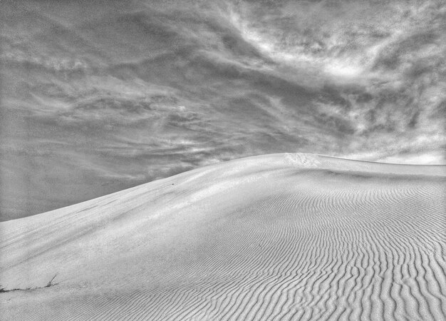 Dunas de arena montañas en el desierto