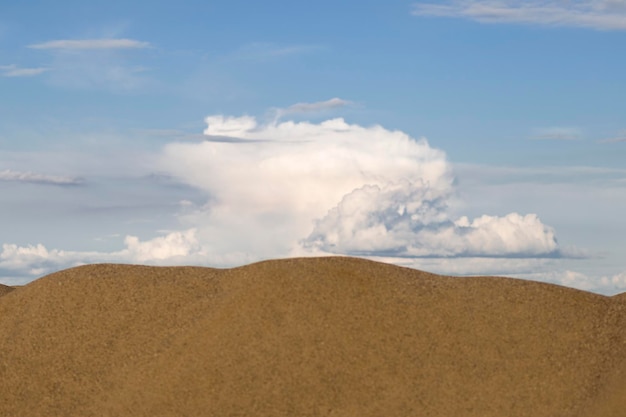 Foto dunas de arena y nubes
