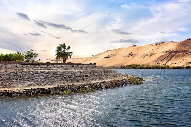 Dunas de arena en el río Nilo al atardecer en Asuán, Egipto