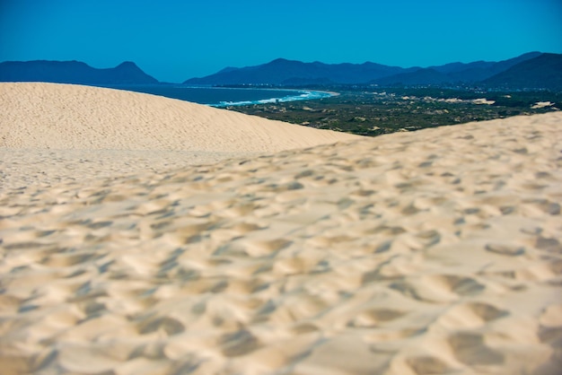 Dunas da Joaquina in Florianopolis zwischen Lagoa da Conceio und Joaquina Strand