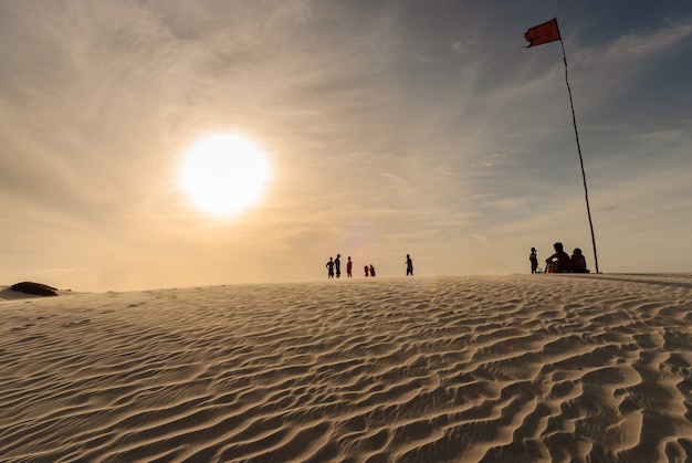 Foto dunas de areia ao pôr do sol no parque nacional dos lençóis maranhenses, maranhão, brasil