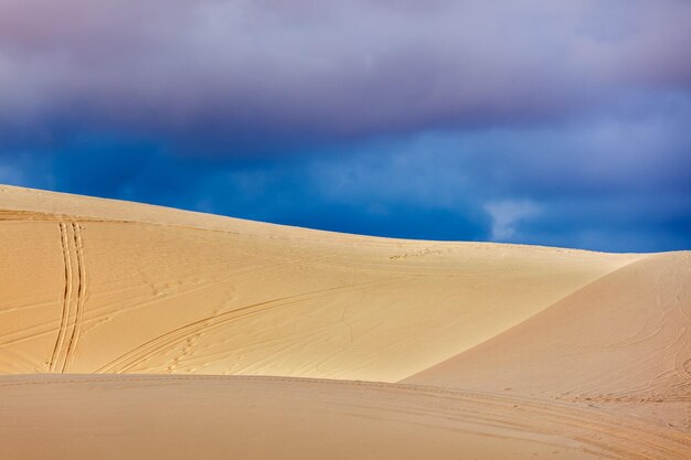 Dunas de areia branca antes da tempestade Mui Ne Vietnam