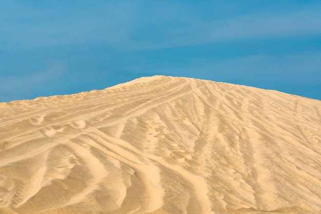 Foto dunas de areia branca com céu azul mui ne vietnam