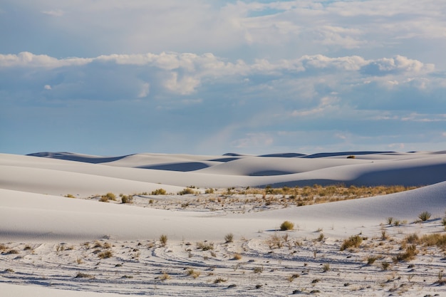 Foto dunas de areia branca incomuns no monumento nacional de white sands, novo méxico, eua