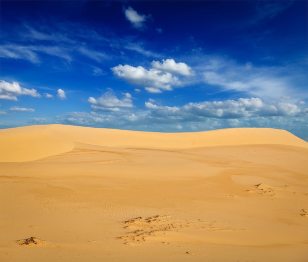Dunas de areia branca no deserto ao nascer do sol Mui Ne Vietnã