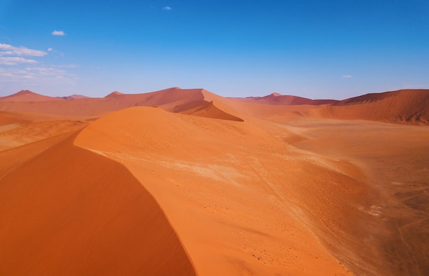 Dunas de areia no deserto contra o céu