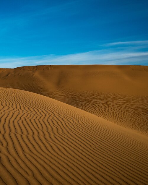 Foto dunas de areia no deserto contra o céu