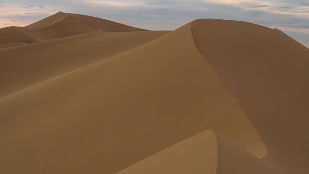 Dunas del desierto de Gobi a la luz del atardecer en Mongolia