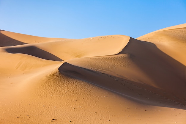 Foto dunas del desierto de huacachina en perú.