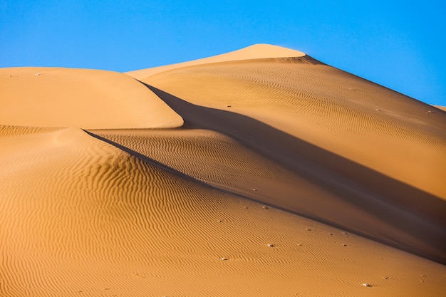 Foto dunas del desierto de huacachina en perú.