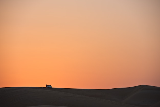 Dunas del desierto en Liwa, Abu Dhabi, Emiratos Árabes Unidos durante la puesta de sol