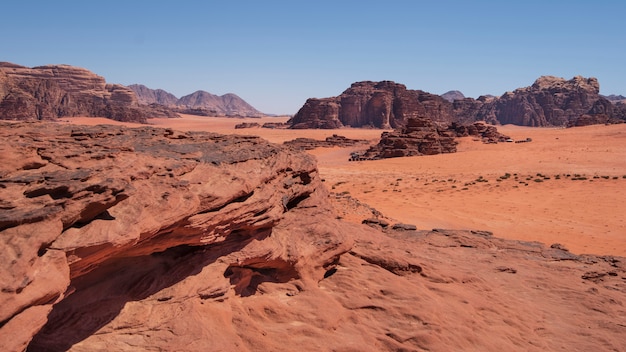 Dunas en el desierto rojo con rocas Wadi Rum en Jordania durante el día al sol en verano