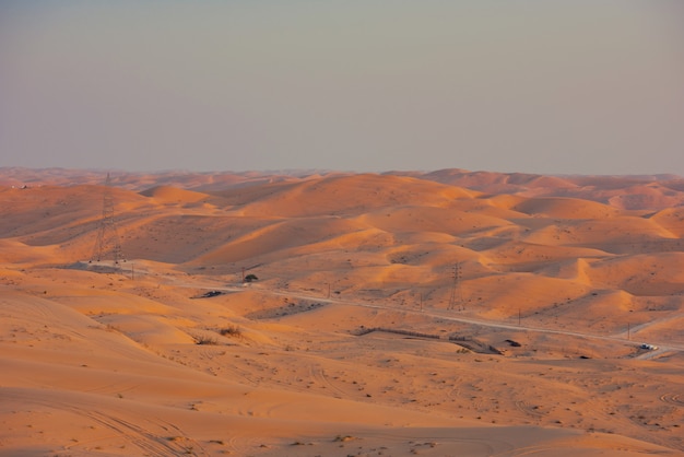 Dunas do deserto em liwa, abu dhabi, emirados árabes unidos durante o pôr do sol