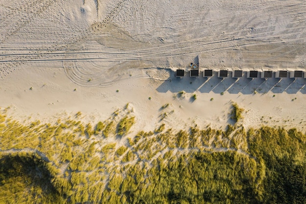 Dunas con hierba verde en la playa en los Países Bajos en el Mar del Norte, disparos de drones