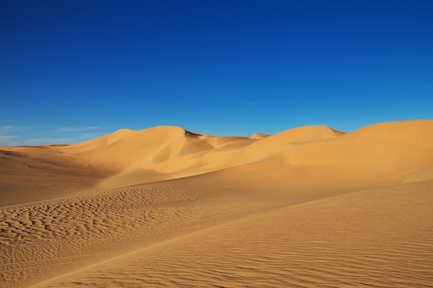 Dunas no deserto do saara, no coração da áfrica