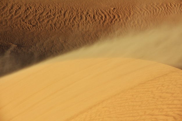 Dunas no deserto do Saara, no coração da África