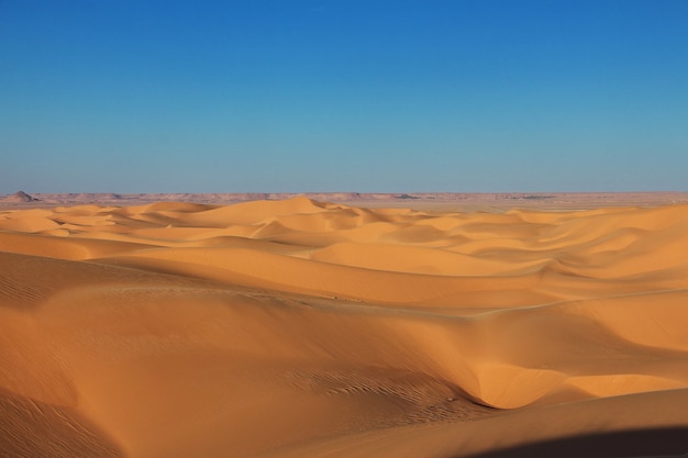 Dunas no deserto do Saara, no coração da África