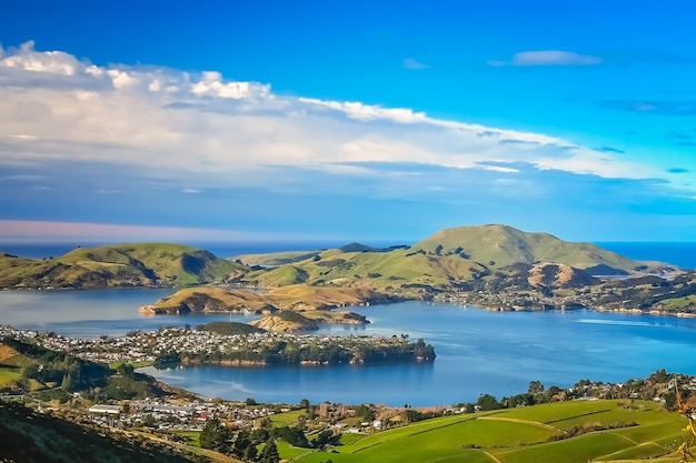 Dunedin Stadt und Bucht, wie von den Hügeln oben gesehen