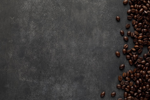 Dunkel geröstete Kaffeebohnen auf konkretem Hintergrund abstraktes Banner