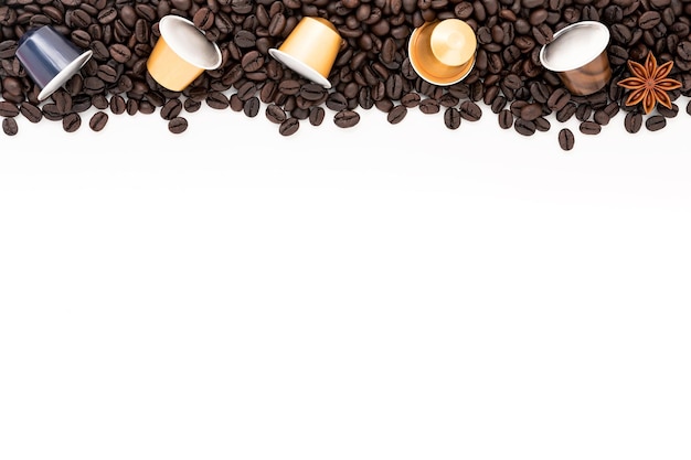 Dunkel geröstete Kaffeebohnen auf weißem Hintergrund mit Kopierraum eingerichtet