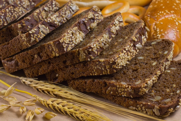 Dunkel- und Weißbrot, Gerstenstangen - auf dem Tisch