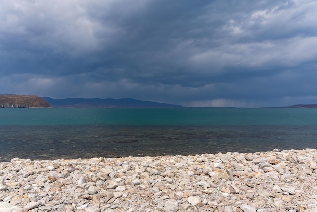 Dunkelblaue Wolken und Meer- oder Ozeanwasseroberfläche mit dramatischer Meereslandschaft