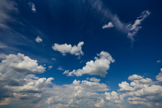 Foto dunkelblauer himmel mit weißen wolken.