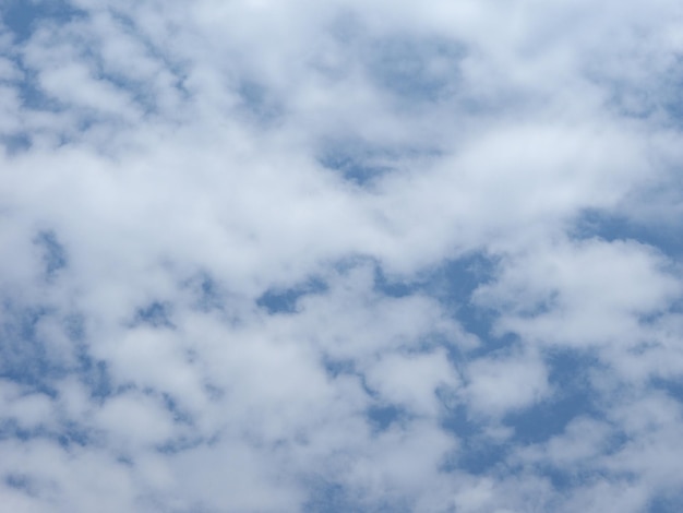 Dunkelblauer Himmel mit Wolkenhintergrund