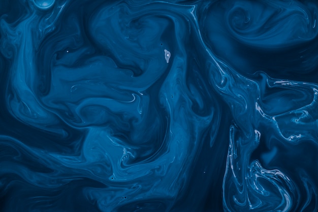 Dunkelblauer Hintergrund mit flüssigem Fluss der Verbreitung