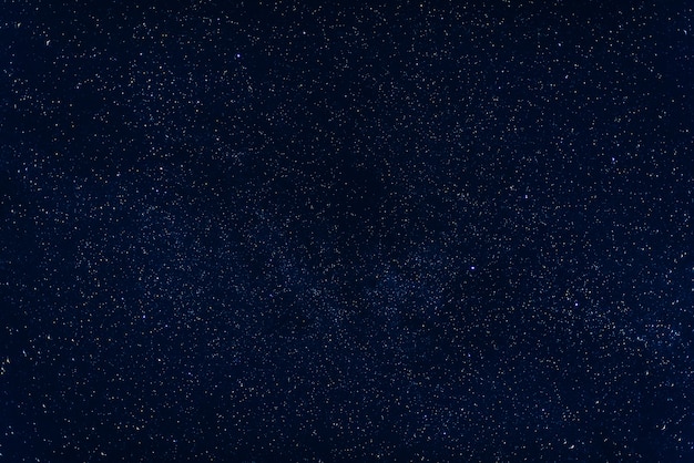 Dunkelblauer nächtlicher Himmel mit Milchstraße und Nebelflecken
