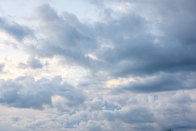 Dunkelblauer Sonnenuntergangshimmel mit Regenwolken