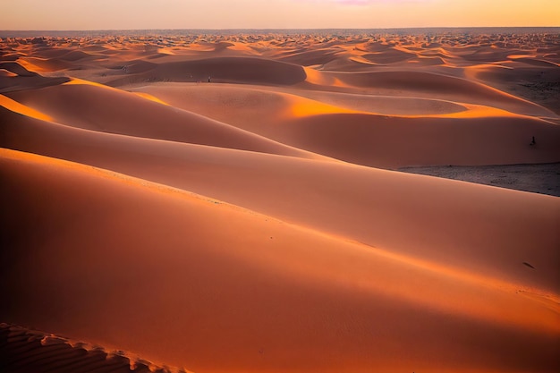 Dunkelgelbe Sandwüstendünen in Strahlen des Sonnenuntergangs