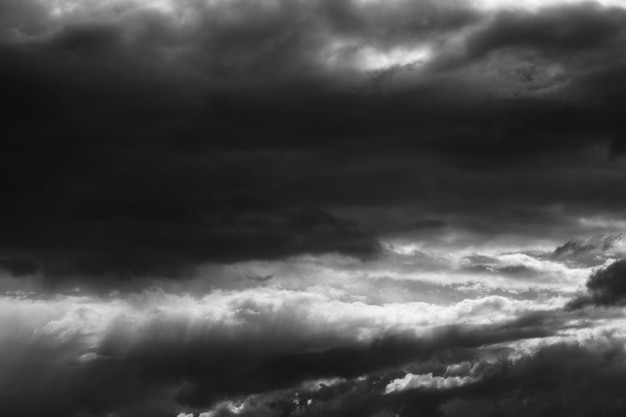 Dunkelgraue Gewitterwolken im Hintergrund sind ein Zeichen für ein bevorstehendes Gewitter und einen Sturm