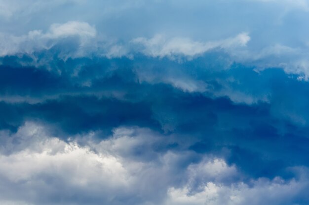 Dunkelgraue stürmische Wolken