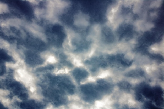 Dunkle, dicke Wolken in der Himmelsstruktur oder im Hintergrund