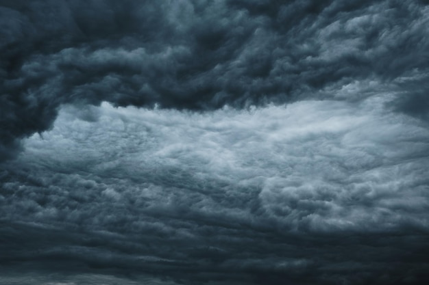 Dunkle dramatische Wolken vor einem Gewitter, Hurrikan, Tornado.Abstrakter Himmelshintergrund.