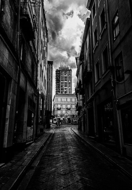 Dunkle Gasse in der sardischen Altstadt