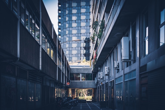 Dunkle Gasse und moderne Gebäude einer zeitgenössischen Stadt