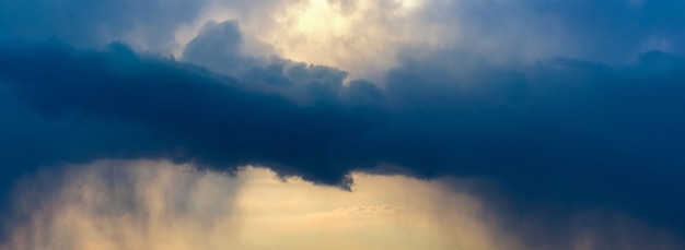 Dunkle Gewitterwolken am Abendhimmel bei Sonnenuntergang