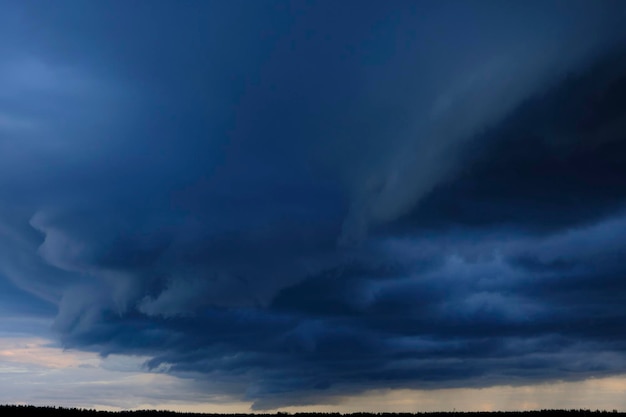 Dunkle Gewitterwolken im natürlichen Hintergrund