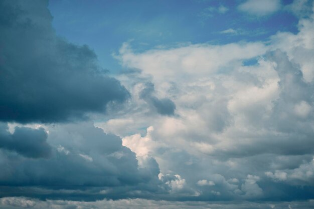 Dunkle Gewitterwolken mit brechendem Sonnenlicht