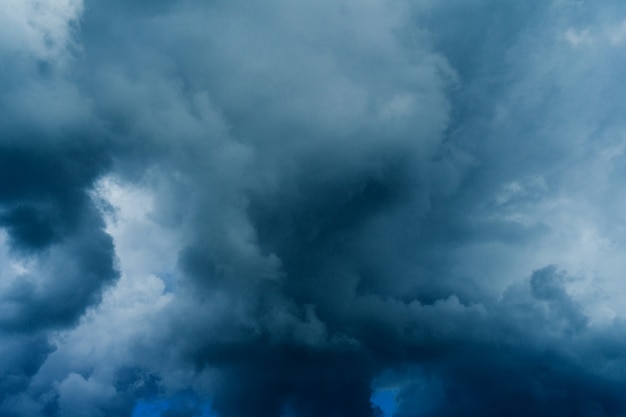 Dunkle Gewitterwolken vor Regen. Naturhintergrund - Bild